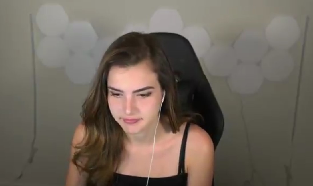 Alexandra Botez accidentally goes live on Twitch while making thumbnail  faces - Dexerto